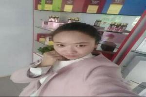 她拿着拳谱来找杨舅舅解惑。杨舅舅告诉一一